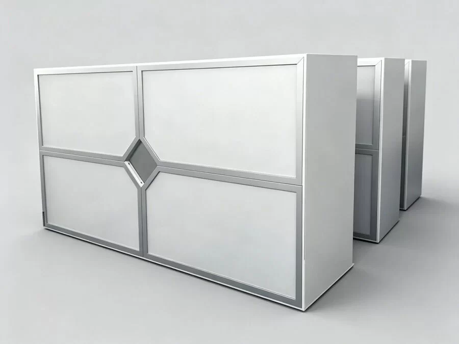 Why is an integrated high-efficiency filter used in the laminar flow ceiling of the operating room?